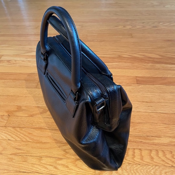 Matt & Nat Black Vegan Shoulder or Crossbody Handbag. - Picture 4 of 16